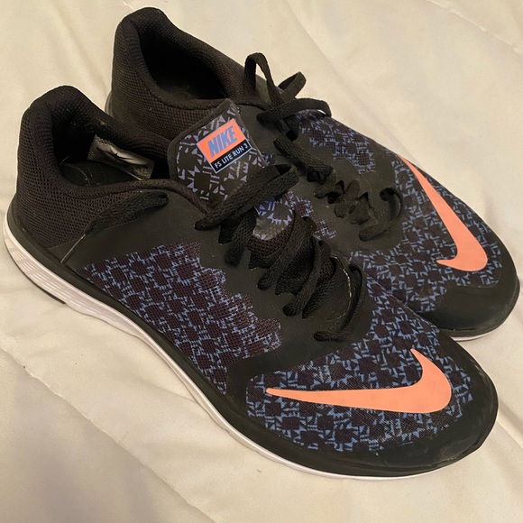 Nike running shoes - Picture 1 of 3